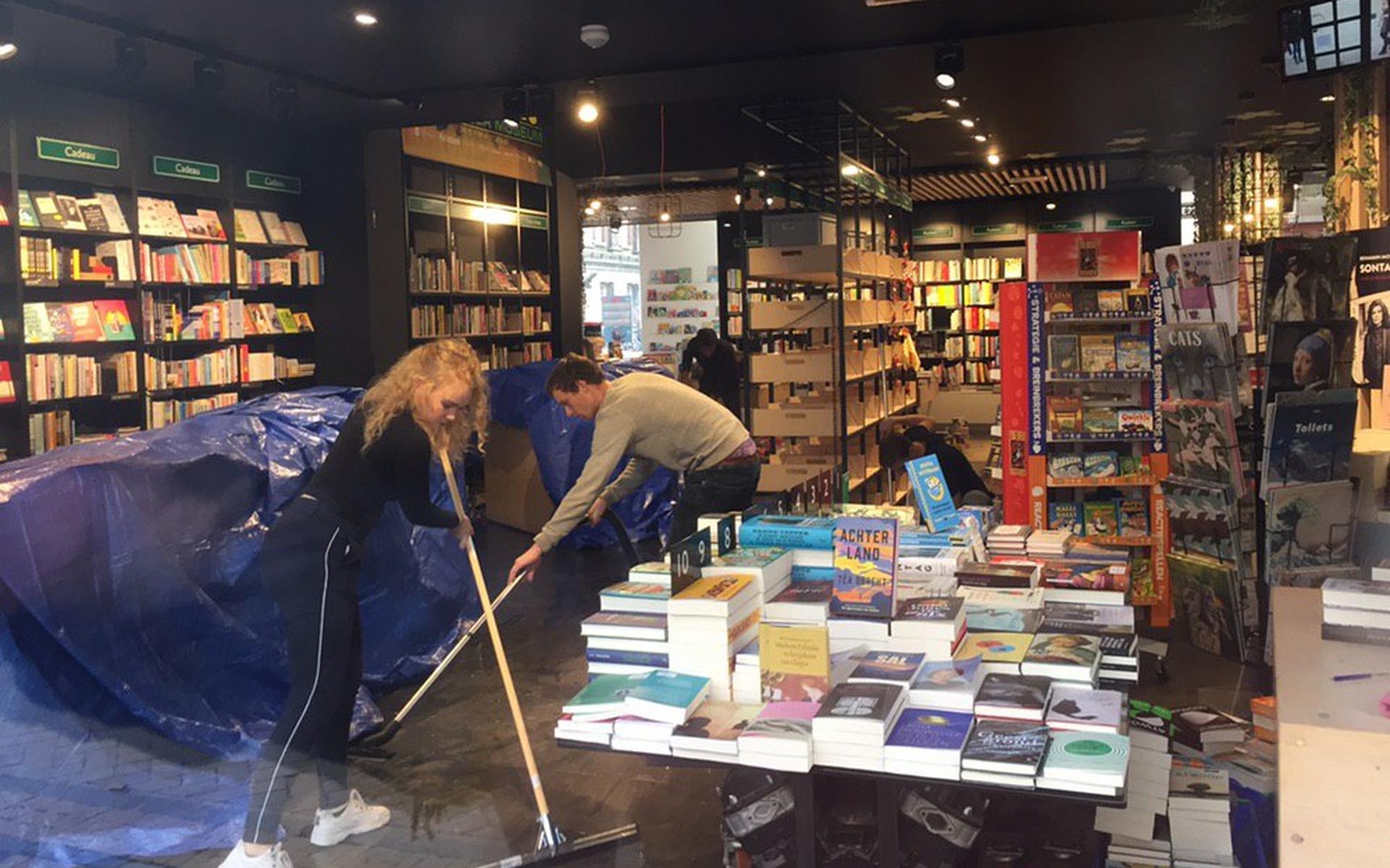 Boekhandel Van der Velde in Groningen gesloten wegens wateroverlast